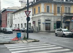 Milano, ubriaco investe e trascina per 300 metri una ragazza in Bovisa, la gente cerca di linciarlo, lei è gravissima