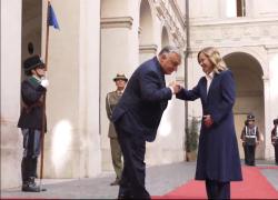 Orban saluta la premier Meloni con il baciamano al suo arrivo a Palazzo Chigi - VIDEO
