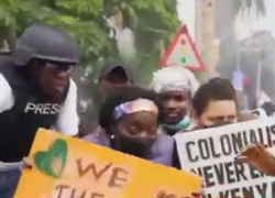 Kenya, assalto al parlamento dopo il voto su aumento delle tasse, 8 morti, tra i "manifestanti" la sorellastra di Obama - VIDEO