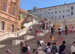 Roma, “attivisti transessuali” lanciano vernice rossa sulla scalinata di Piazza di Spagna, blitz femminista, 6 fermati - VIDEO