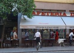 Bar di Siviglia assume solo camerieri over 45, proprietario: "Giovani senza voglia di lavorare, stanno poche ore e scappano"