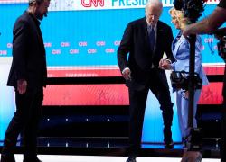 Biden affaticato dopo il duello tv con Trump, la moglie Jill lo aiuta a scendere dal palco - VIDEO