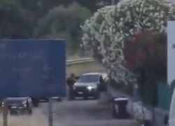 Sassari, assalto armato al caveau della Mondialpol, spari in strada e auto in fiamme, malviventi in fuga - VIDEO