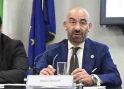 Vaccino Covid, Bassetti l'allarmista: "Virus sta tornando, dobbiamo tornare a inocularci, Italia sta facendo errori gravissimi"
