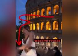 Roma, turista derubata davanti al Colosseo, le sfilano la borsa mentre posa per una foto - VIDEO
