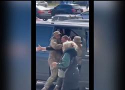 Reclutamento volontario in Ucraina, soldati usano la forza per portare i cittadini al fronte, il VIDEO virale che gira sul web