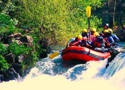 Noce, in viaggio sul fiume in Trentino, una vacanza outdoor ci sorprende con delitti, pagaie, “ramassin” e cervi innamorati