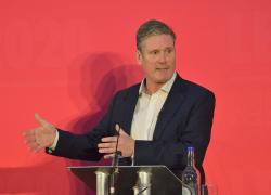 Chi è Keir Starmer, il self self-made man leader del Partito Laburista, prossimo premier del Regno Unito