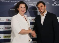 Il Premio Internazionale Navarro-Valls per la Leadership e la Benevolenza a Lina Tombolato Doris e a Nicolò Govoni