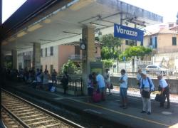 Varazze, uomo investito da un treno, indagini in corso e circolazione ferroviaria in tilt in Liguria