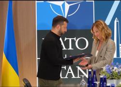 Vertice Nato, Zelensky premia Meloni con una medaglia per il suo "sostegno alla sovranità dell'Ucraina" - VIDEO