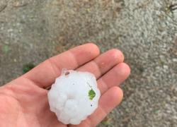 Maltempo a Milano, bomba d'acqua e  grandine: "Pezzi di ghiaccio grossi come palle da biliardo", sotto controllo i fiumi Seveso e Lambro
