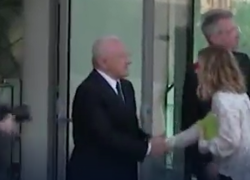 Giorgia Meloni a Bagnoli, stretta di mano con il governatore della Campania: “Sono il civile De Luca, benvenuta”, la premier: “Gentilissimo” - VIDEO