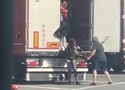 Ventimiglia, migranti scoperte a bordo del rimorchio del tir, l'autista le fa scendere e le prende a cinghiate - VIDEO