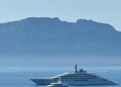 In Costa Smeralda gli yacht dei tre uomini più ricchi al mondo: Jeff Bezos, Bernard Arnault e Bill Gates