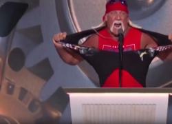 Convention Milwaukee, l'ex wrestler Hulk Hogan si strappa la maglietta sul palco per Trump: "Hanno sparato al futuro presidente" - VIDEO