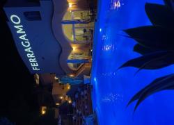 Un tuffo in opere d’arte, la nouvelle vague delle piscine. Dal Hotel Caruso di Ravello al Quisisana, i Faraglioni ai suoi piedi, alla piscina con gli oblò del Capri Palace. In scena la dolce vita di Carla Chiusano
