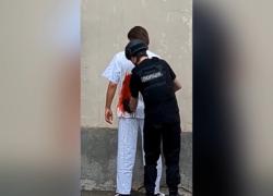 Attacco ospedale pediatrico di Kiev, “persone cosparse di vernice rossa per allestire la messinscena sul bombardamento” - il VIDEO virale