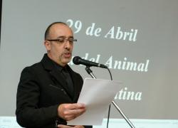 Episodi di crudeltà verso animali come i gatti lanciati e uccisi, meglio non parlarne e diffondere video per evitare emulazioni?
