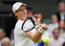 Tennis, Sinner si ritira da Cincinnati Open dopo 23 minuti per malore in finale contro Alcaraz, a rischio 1° posto ranking mondiale
