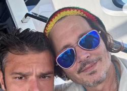 Fedez e Johnny Depp in vacanza insieme a Saint-Tropez su uno yacht, con loro il cane Silvio - GALLERY