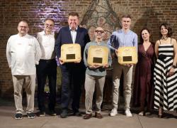 La Notte dei Culatelli: si è tenuta all’Antica Corte Pallavicina di Polesine Parmense (PR), la XV^ edizione dell’evento a scopo benefico della famiglia Spigaroli. Premiati Riccardo Monco, Silvano Brescianini e Parma Calcio 1913 con Roel Vaeyens.