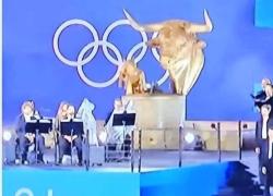 Che spettacolo le Olimpiadi queer di Macron: tutti supervaccinati ma immersi nella merda della Senna