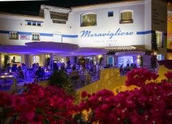 Il mondo del Meraviglioso di Porto Cervo, collaudato format italiano di ristorante con musica dal vivo,  porta in Costa Smeralda la pizza di Denis Lovatel e le bollicine Ferrari