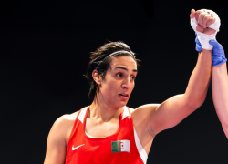 Imane Khelif lascia la boxe dopo il test di genere e l'esclusione dai Mondiali 2025, il manager: "Ha smesso tutto, ora viaggia solo per sponsor"