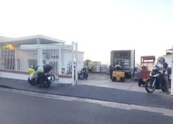 Capri: “L’agguato” dell’agente di Polizia locale che multa il motorino mentre il proprietario carica casse d'acqua e spesa