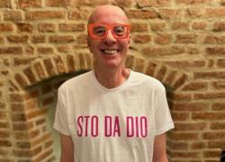 Di cosa è morto Massimo Cotto? Più si glissa e più si sospetta, ma l’omertà sulle possibili reazioni avverse non è più lecita