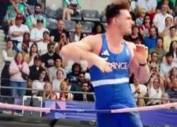 Olimpiadi Parigi 2024, Ammirati eliminato nel salto con l’asta per colpa del pene, ha toccato la sbarra facendola cadere - VIDEO VIRALE