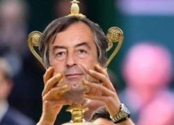 Djokovic vince l'oro olimpico alle Olimpiadi, tutti i meme: da Burioni alzato come un trofeo alla sua 'previsione' nel 2022