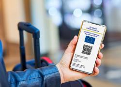 Green pass, tre anni fa l'introduzione dell'infame tessera verde: una misura oscena da non dimenticare