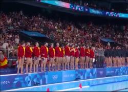 Olimpiadi 2024, Settebello in protesta prima di Italia-Spagna, spalle ai giudici durante inno e in 6 in acqua contro "decisioni arbitrali" - VIDEO
