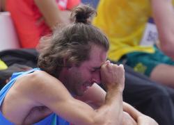 Tamberi, un’altra colica renale, ma non si ritira dalla finale del salto in alto alle Olimpiadi 2024: "Sarò in pedana ma non so come farò"