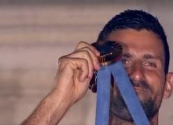 Djokovic, festa a Belgrado dopo l'oro alle Olimpiadi di Parigi e il career "Golden Slam" completo, migliaia di serbi in piazza - VIDEO
