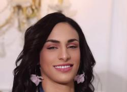 Imane Khelif con makeup rosa, orecchini e capelli lunghi ondulati, nuovo look dopo le polemiche sul suo sesso alle Olimpiadi di Parigi 2024 - VIDEO