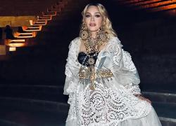 Madonna a Pompei festeggia alla grande i suoi 66 anni e finanzia un progetto per i giovani