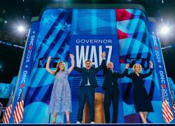 Convention democratica Chicago, Tim Walz accetta la nomination a vice, e Clinton attacca Trump: "È un attore"