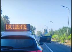 In 4 in Smart sulla statale: l'auto si ribalta, morta bimba di 8 anni, ferite madre e sorella; autista senza patente e auto senza assicurazione  