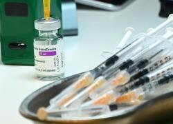 Tutto pare irreale a questo mondo, ma una cosa è certa: la psicosi resta, i vaccini aumentano e la prigionia di Stato tornerà