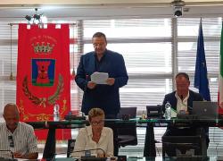 "La bandiera Palestinese se la metta al c***", la risposta del sindaco di Fiumicino Baccini a Gonnelli che chiedeva "coraggio su Gaza"