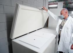 Cagliari, nasconde per 2 anni la madre morta nel freezer per intascare la pensione, denunciato il figlio 54enne