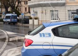 Roma, due georgiani denunciati per tentato furto e ricettazione dopo inseguimento e poi lasciati liberi, in auto arnesi per lo scasso