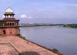 India, cadavere smembrato di una donna privo di testa, braccia e gambe ritrovato dentro il fiume Mala-Mutha