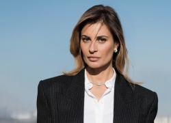Festival del Cinema di Venezia, ecco la madrina Sveva Alviti nel tradizionale shooting in riva al mare