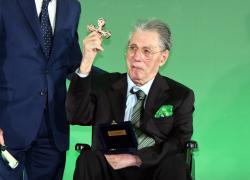 "Umberto Bossi è morto, addio al fondatore della Lega, aveva 82 anni", ma il figlio Renzo: "Fake news, gli allungate la vita"