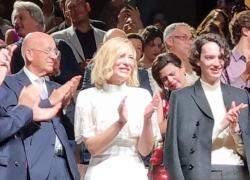 Venezia 81, "Disclaimer": 10 minuti di applausi per Cate Blanchett e Alfonso Cuarón alla sua prima serie