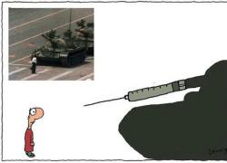 Michael Leunig licenziato per il paragone tra la resistenza al vaccino Covid obbligatorio e quella in Cina del 1989, il carrarmato con la siringa come quello di piazza Tienanmen